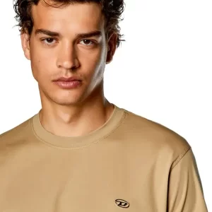 טישרט קצרה דיזל עם לוחית D מטאלית – חום בהיר