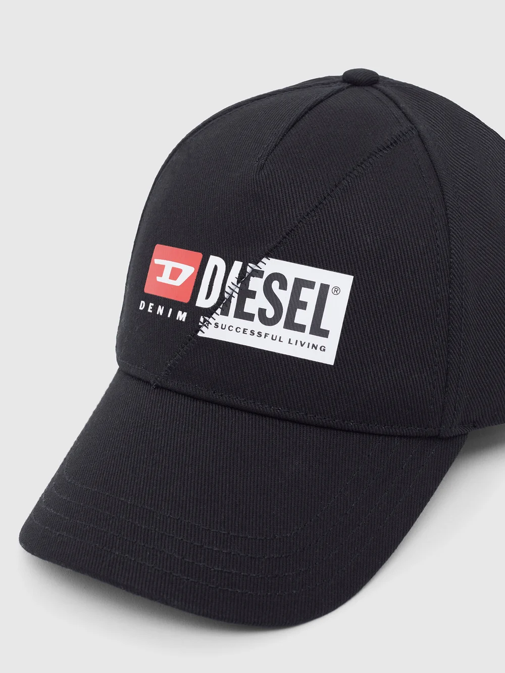 כובע DIESEL שחור לוגו דיזל לבן בחזית - Image 3