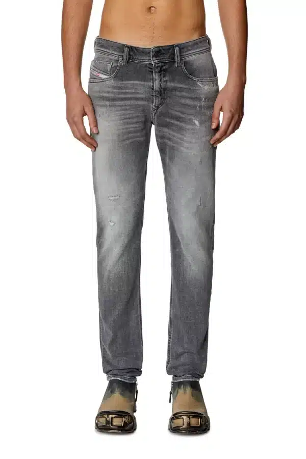 ⁦DIESEL SLEENKER 1979 JEANS - גינס דיזל סלינקר בצבע אפור⁩ – תמונה ⁦2⁩