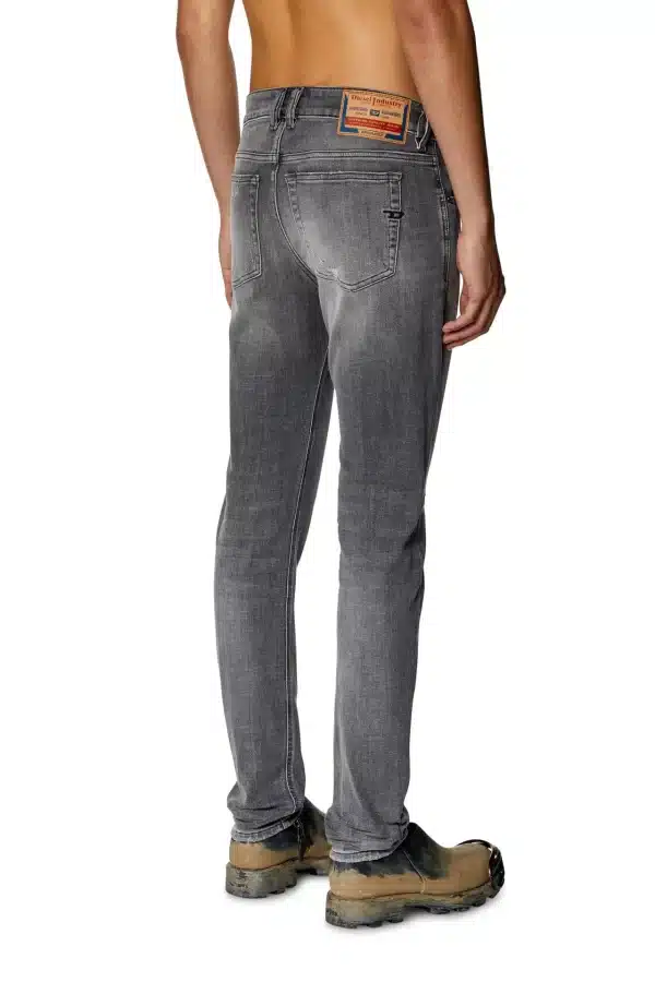 ⁦DIESEL SLEENKER 1979 JEANS - גינס דיזל סלינקר בצבע אפור⁩ – תמונה ⁦3⁩