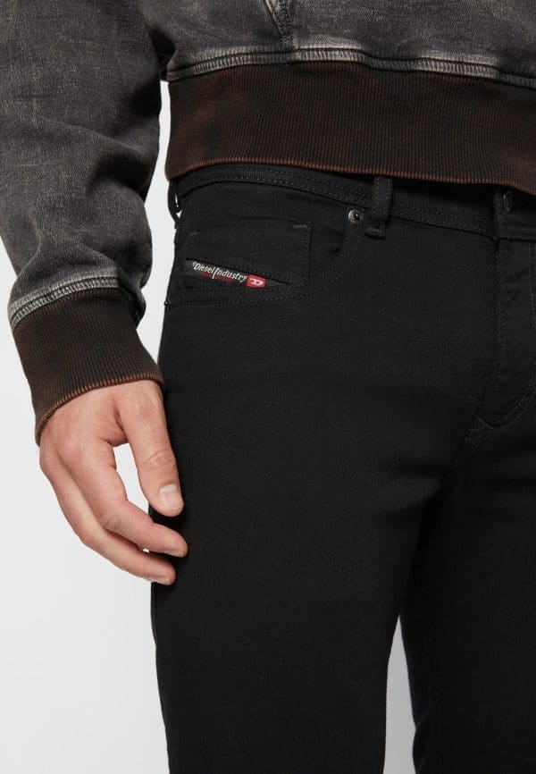 ⁦DIESEL SLEENKER 1979 JEANS - גינס דיזל בצבע שחור חלק⁩ – תמונה ⁦2⁩