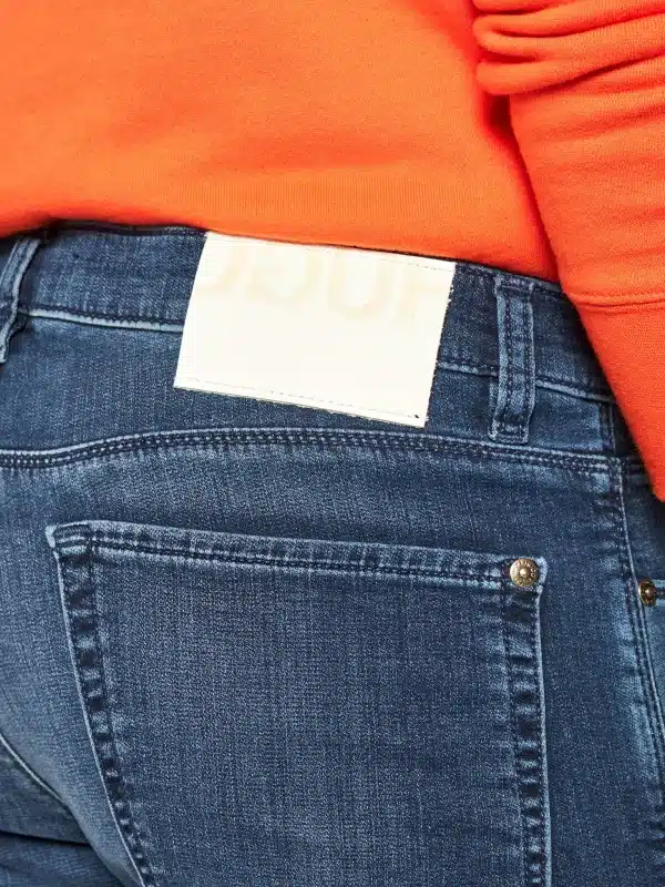 ⁦HUGO BOSS JEANS -  מכנס גינס הוגו בוס בצבע כחול משופשף עדין⁩ – תמונה ⁦4⁩