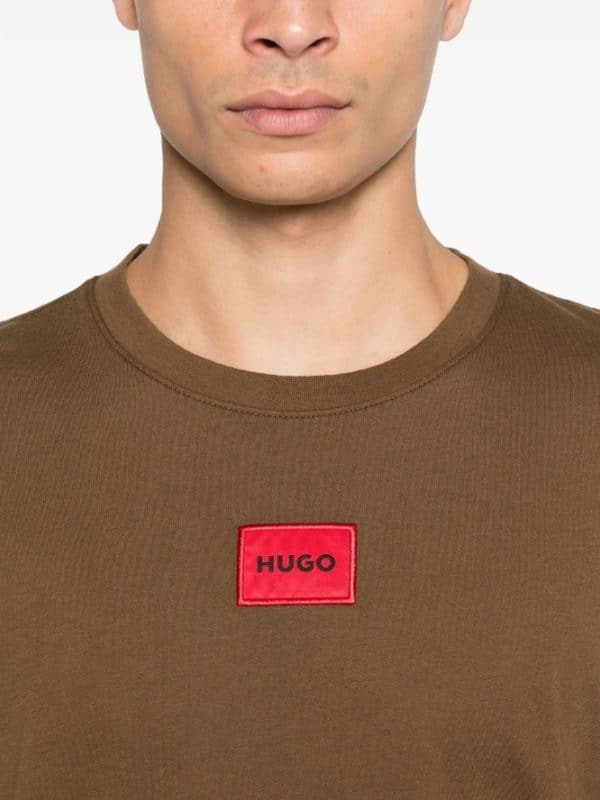 טישירט הוגו בוס HUGO BOSS פאטץ' אדום | גברים | חום