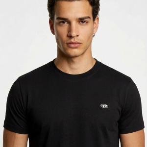 טישרט קצרה דיזל עם לוחית D מטאלית – שחור