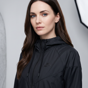 NIKE HOODIE מעיל רוח נייקי שחור | נשים
